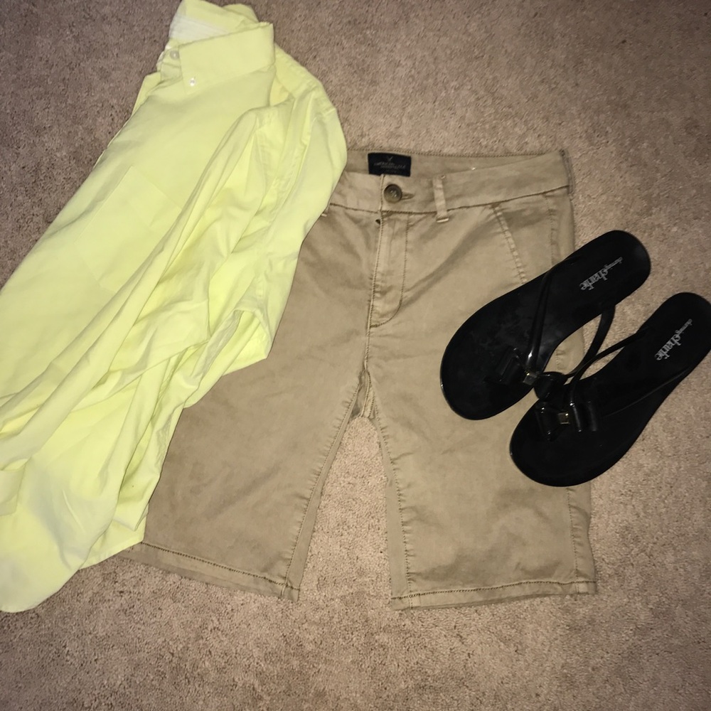 American Eagle brand Bermuda kaki shorts